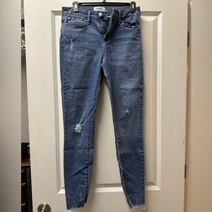 Denizen Levi’s size 8 mid rise distressed look